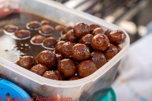 Des coyules glacées au miel (fruit du palmier Acrocomia aculeata), un bonbon mexicain