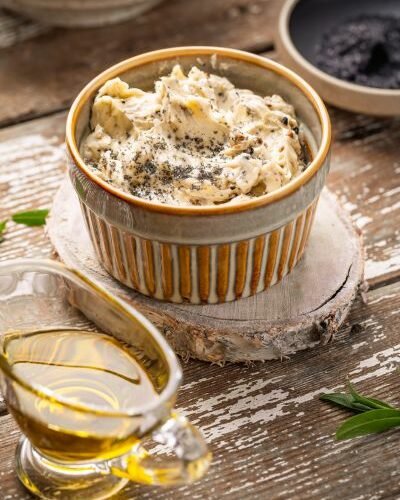 Beurre de truffe maison à l'huile d'olive et au sel noir