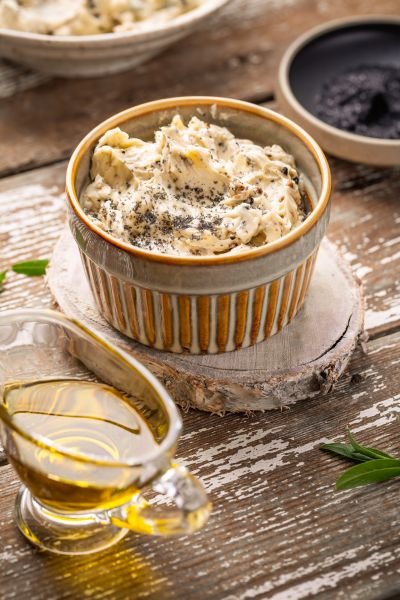 Beurre de truffe maison à l'huile d'olive et au sel noir