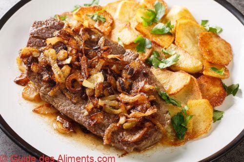 Zwiebelrostbraten de boeuf rôti avec des oignons et des pommes de terre frites Bratkartoffeln