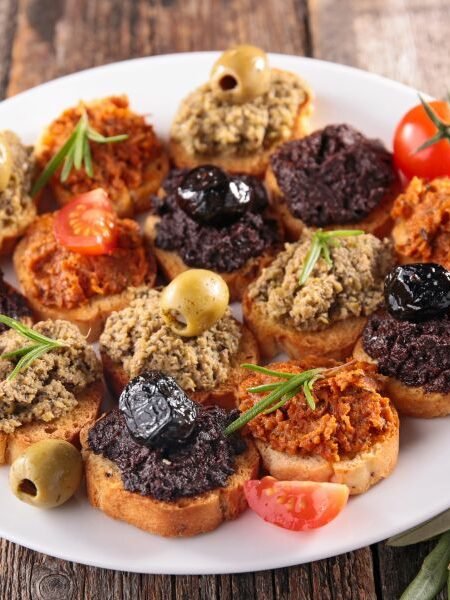 canapés assortis aux 3 tapenades