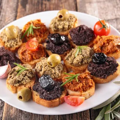 canap&eacute;s assortis aux 3 tapenades