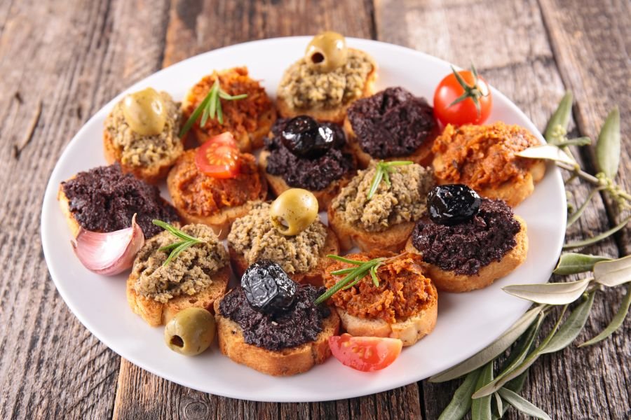 Canapés assortis aux 3 tapenades