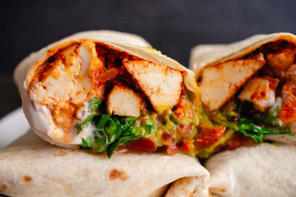 Burritos au tofu épicé, salsa & guacamole