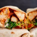 Burritos au tofu épicé, salsa & guacamole