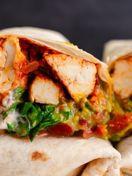Burritos au tofu épicé, salsa & guacamole