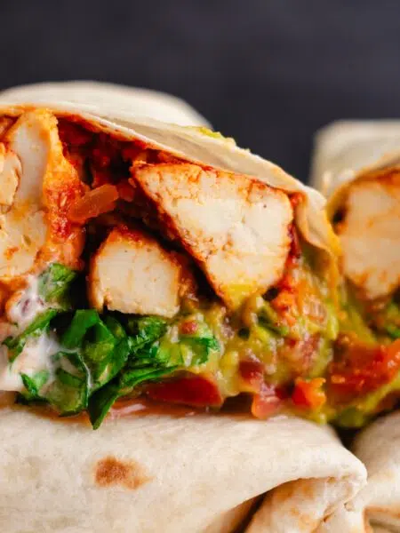 Burritos au tofu épicé, salsa & guacamole