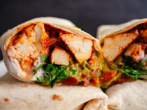 Burritos au tofu épicé, salsa & guacamole
