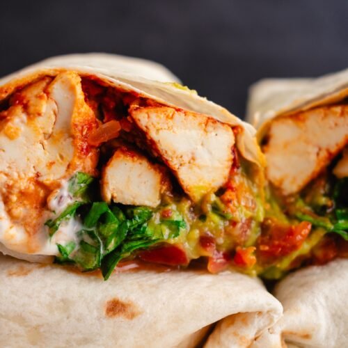 Burritos au tofu épicé, salsa & guacamole