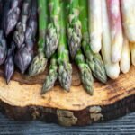 Pousses d'asperges vertes, violettes et blanches