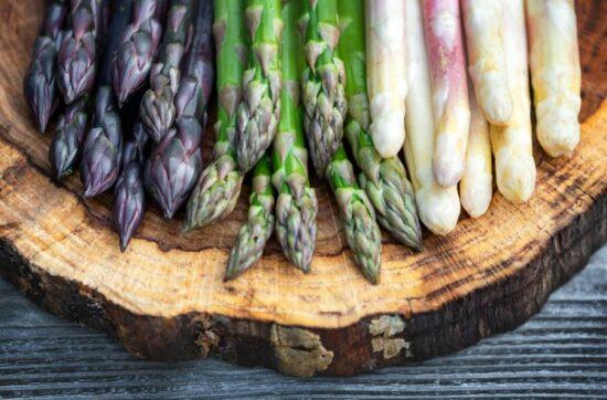 Pousses d'asperges vertes, violettes et blanches