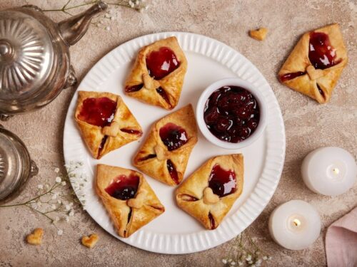 Enveloppes &agrave; la confiture de cerise d&eacute;cor&eacute;es de coeurs. Dessert pour la Saint-Valentin.jpg