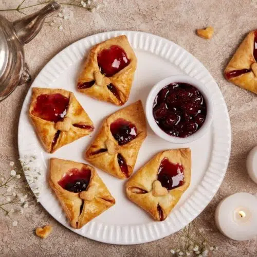 Enveloppes &agrave; la confiture de cerise d&eacute;cor&eacute;es de coeurs. Dessert pour la Saint-Valentin.jpg