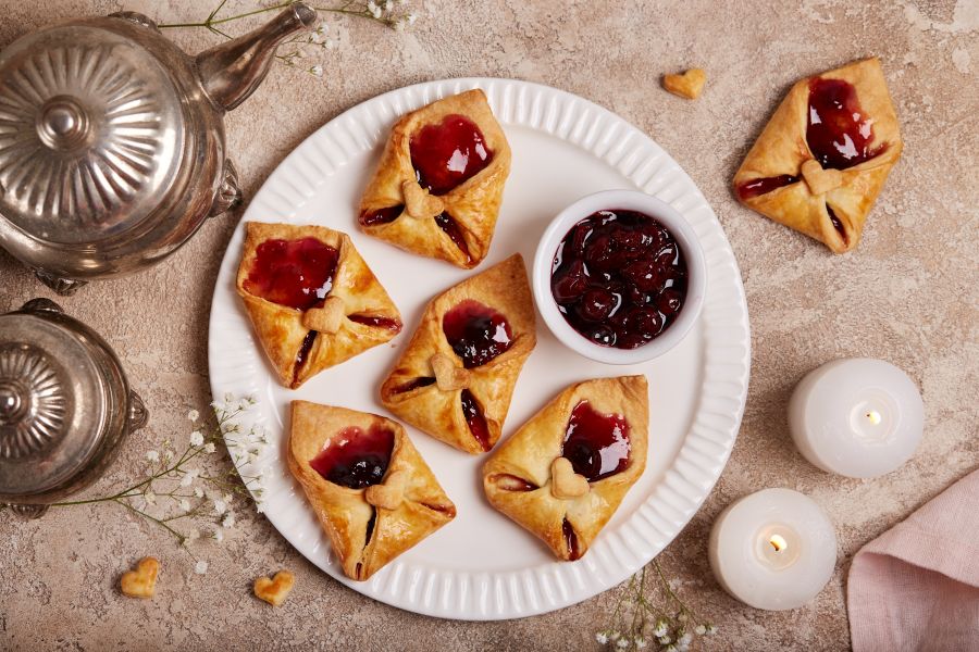 Enveloppes à la confiture de cerise décorées de coeurs. Dessert pour la Saint-Valentin.jpg