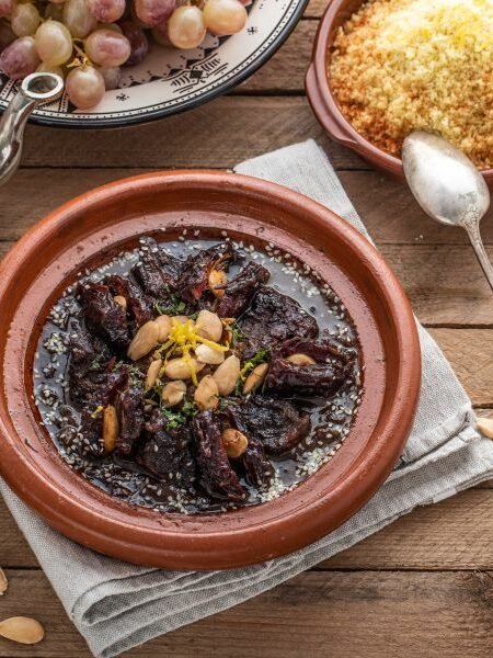 Tajine marocain de bœuf aux dattes et aux amandes