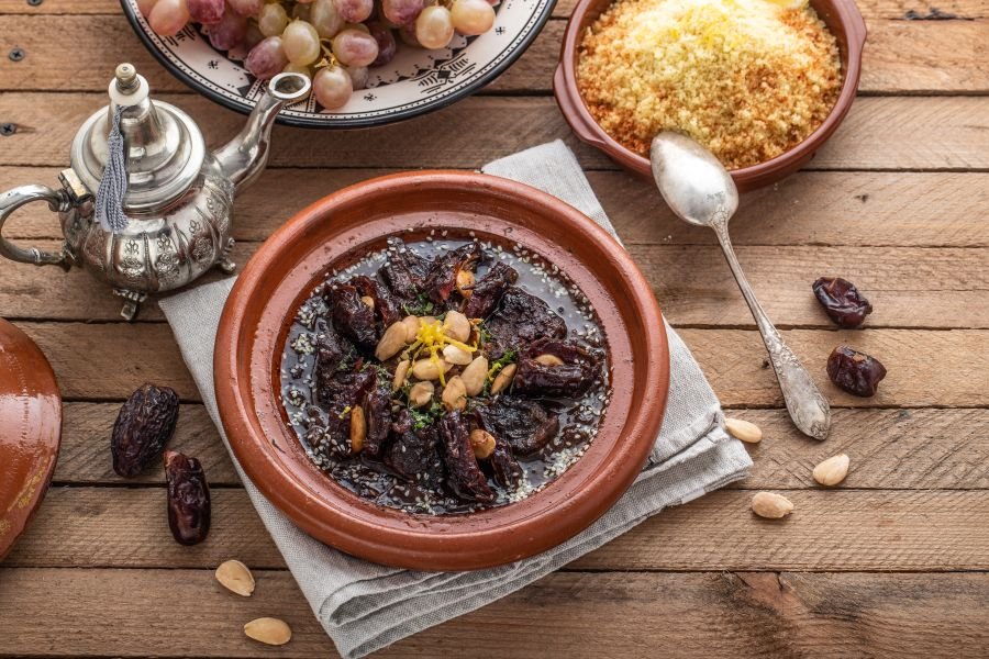 Tajine marocain de bœuf aux dattes et aux amandes