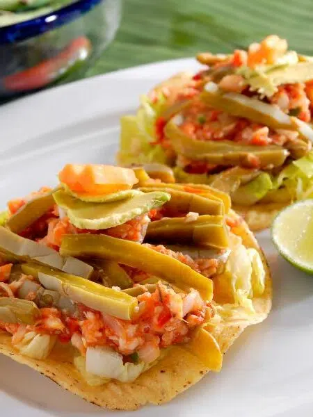 Tostadas de nopales con atún
