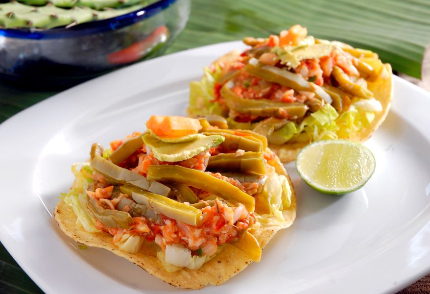 Tostadas de nopales con atún